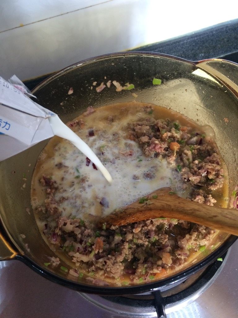 牛肉酱刀削面,如图加入适量的牛奶(可多加因为要慢慢熬制)