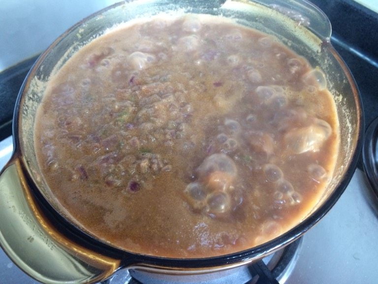 牛肉酱刀削面,如图开锅加盐、鸡精、番茄酱(如果感觉酸可以加点白糖)