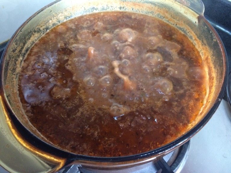 牛肉酱刀削面,如图小火慢慢熬煮(期间不停搅拌防止粘锅)