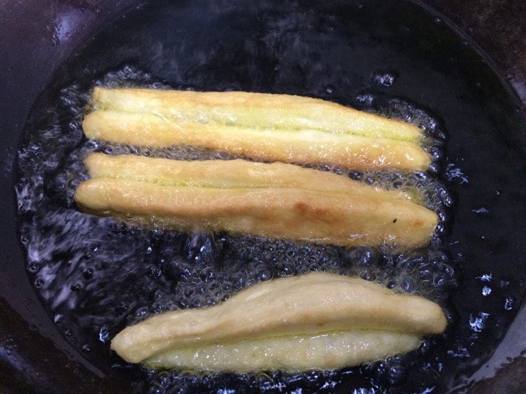 迷你版油条,如图入油锅炸(可以轻轻两头拉一拉,这样更长一点)
