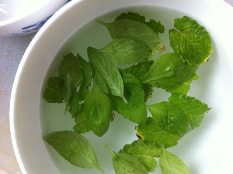 香炸鸡块,阳台种的薄荷和罗勒，摘下洗洗