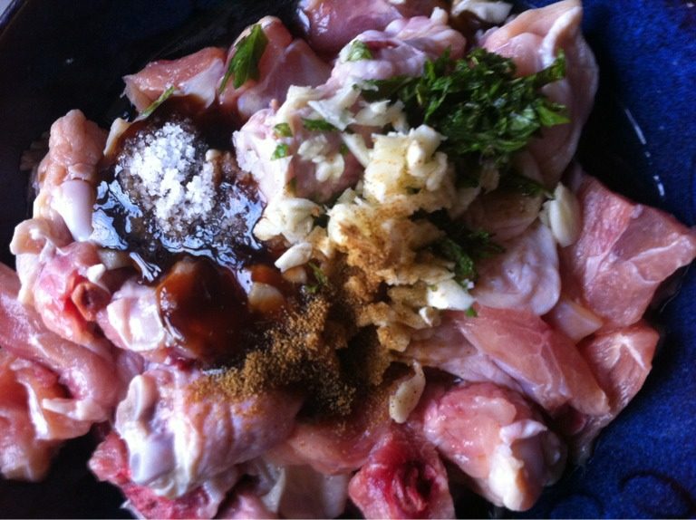 香炸鸡块,鸡腿肉加入剁好的<a style='color:red;display:inline-block;' href='/shicai/ 2795'>蒜头</a>罗勒和薄荷，加入<a style='color:red;display:inline-block;' href='/shicai/ 718'>料酒</a>，耗油，盐巴，还有一点<a style='color:red;display:inline-block;' href='/shicai/ 716'>孜然</a>粉。淹二十分钟。
