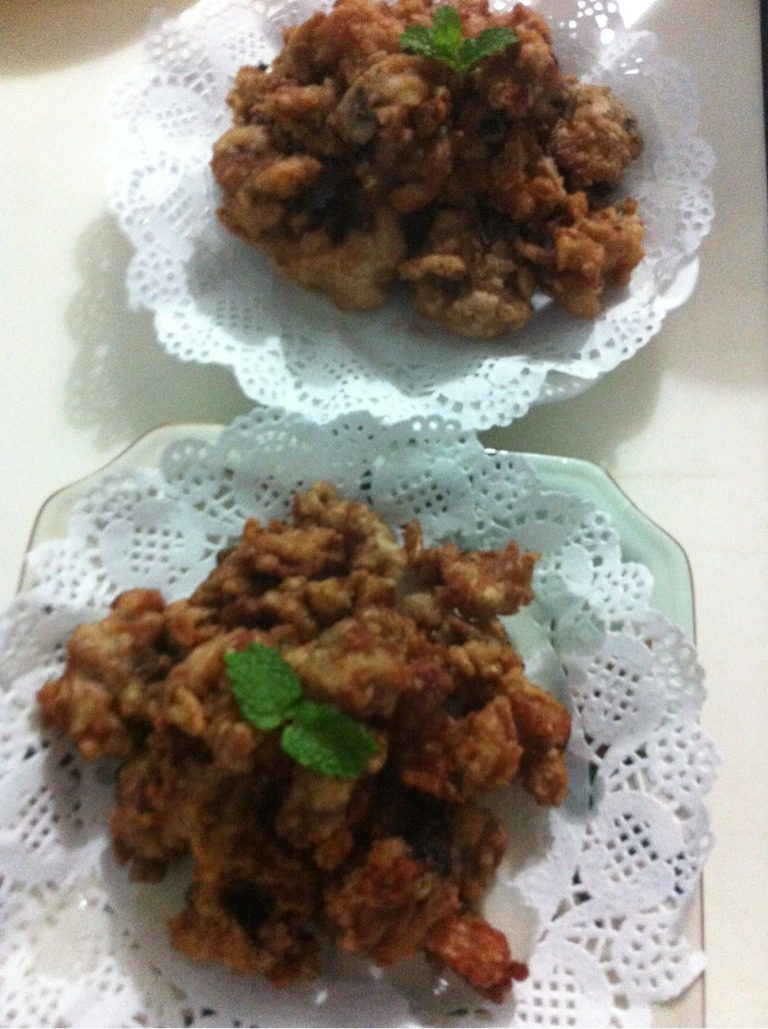 香炸鸡块,炸好开吃。鸡块有着淡淡薄荷和罗勒清香，一点都腻！