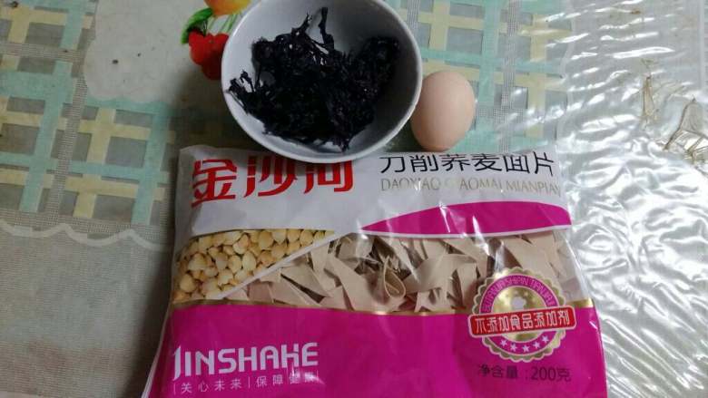 紫菜蛋花刀削面,1、先把<a style='color:red;display:inline-block;' href='/shicai/ 273'>紫菜</a>，<a style='color:red;display:inline-block;' href='/shicai/ 1108'>蛋</a>，一袋<a style='color:red;display:inline-block;' href='/shicai/ 4314'>刀削面</a>准备好