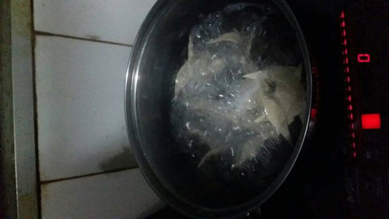 紫菜蛋花刀削面,2、把紫菜洗好放在碗里备用，准备烧水，水开后放刀削