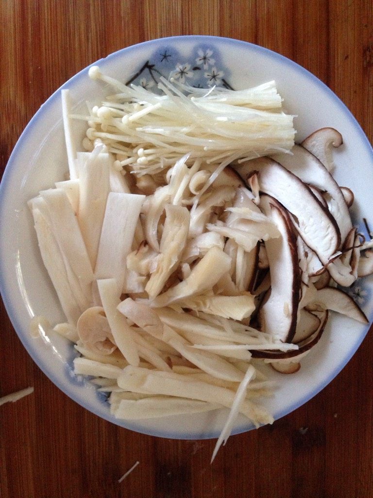 十二道锋味，什菌蒸蛋~,菌菇洗净切片备用。