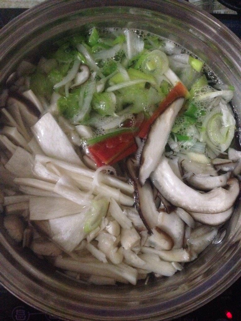 十二道锋味，什菌蒸蛋~,锅中坐好水，将菌菇，蔬菜和香叶都放进锅中，熬制4小时。