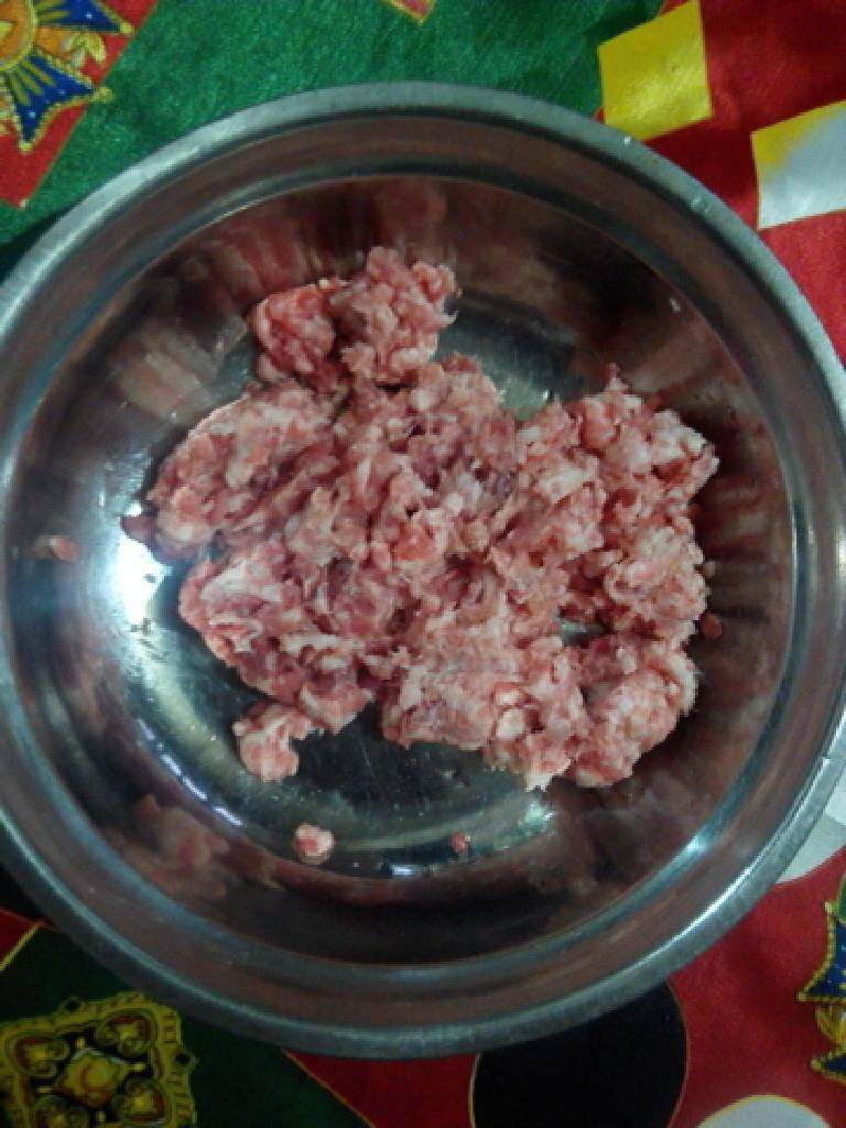 小米豆腐肉丸,猪肉清洗干净,用绞肉机绞成肉末。