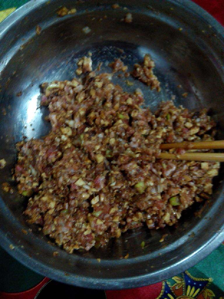 小米豆腐肉丸,加入<a style='color:red;display:inline-block;' href='/shicai/ 3735'>葱蒜</a>末,搅拌均匀。