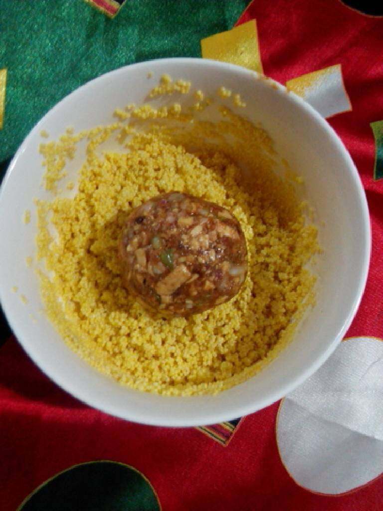 小米豆腐肉丸,侵泡好的小米倒掉水,肉丸全部裹上小米。