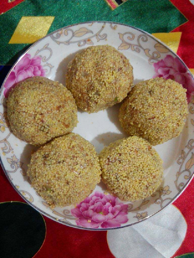 小米豆腐肉丸,蒸锅里放入清水烧开,将小米肉丸放进去,蒸30分钟左右。