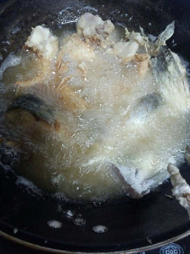 炸鸡腿,盐 <a style='color:red;display:inline-block;' href='/shicai/ 717'>味精</a> 醋 <a style='color:red;display:inline-block;' href='/shicai/ 788'>生抽</a> 耗油  蒜 姜末加入鸡腿腌制一小时 然后粘上面粉，锅内烧好热油，倒入鸡腿，一个个的放，变成金黄捞出即可