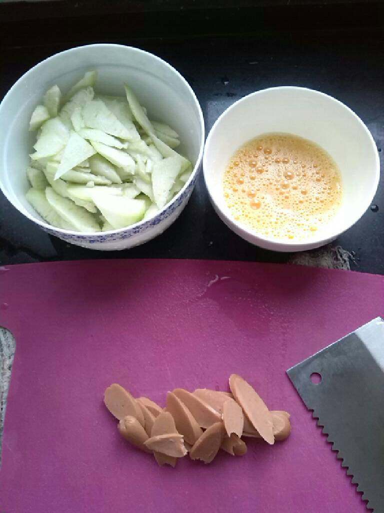 ≈丝瓜鸡蛋面≈,丝瓜切滚刀块，鸡蛋加盐打散，火腿切片