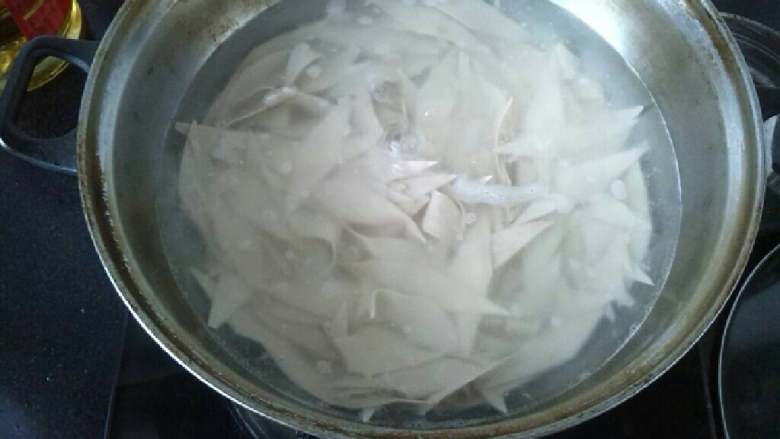 ≈丝瓜鸡蛋面≈,把面片煮熟