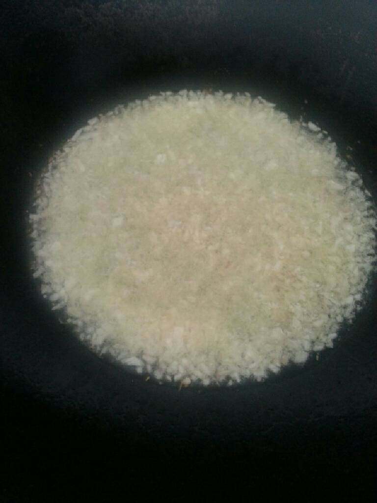 海鲜酱,放入葱，姜，蒜爆香，小火炒至差不多水分干了就行