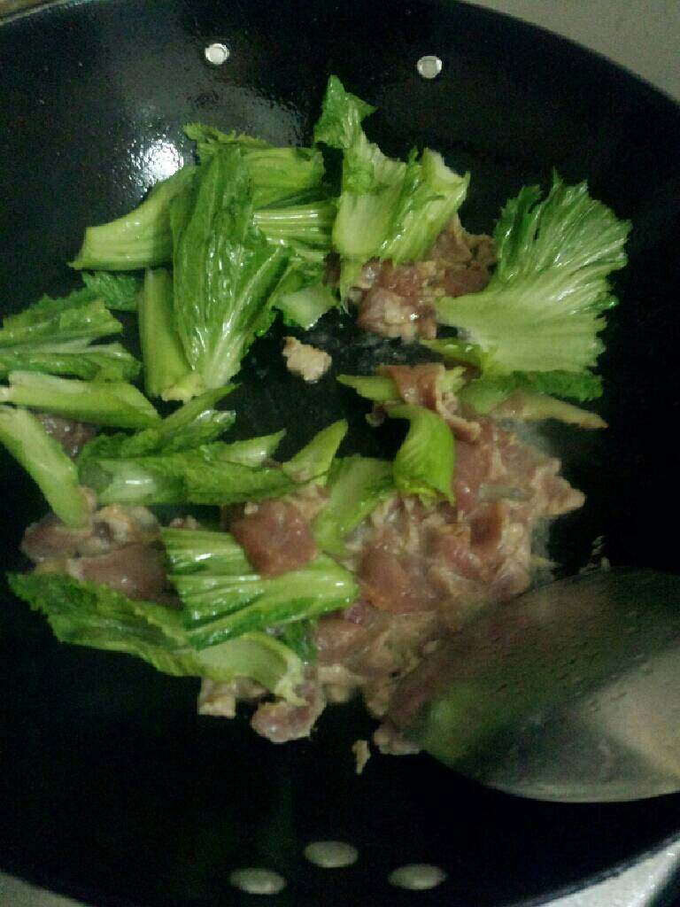 芥头滚瘦肉汤,在放肉片和芥头略炒