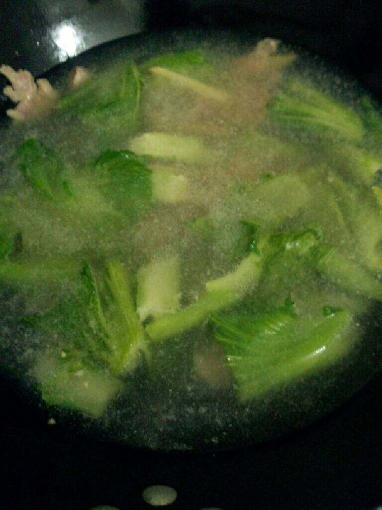 芥头滚瘦肉汤,加入开水大火烧开，在转中火滚五分钟