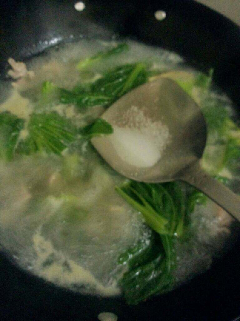 芥头滚瘦肉汤,加入盐滚开即可关火