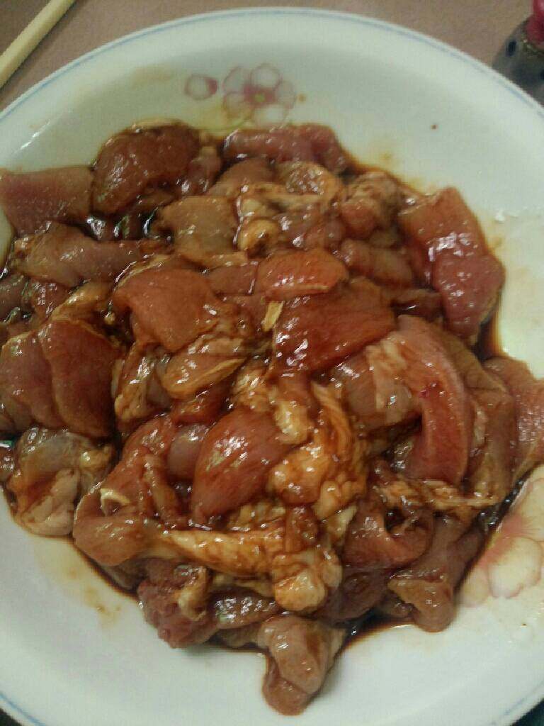 肉片炒椒,<a style='color:red;display:inline-block;' href='/shicai/ 429'>瘦肉</a>洗干净切片，用盐，<a style='color:red;display:inline-block;' href='/shicai/ 788'>生抽</a>，<a style='color:red;display:inline-block;' href='/shicai/ 762'>老抽</a>，<a style='color:red;display:inline-block;' href='/shicai/ 512'>玉米淀粉</a>，<a style='color:red;display:inline-block;' href='/shicai/ 720'>胡椒粉</a>腌制半小时