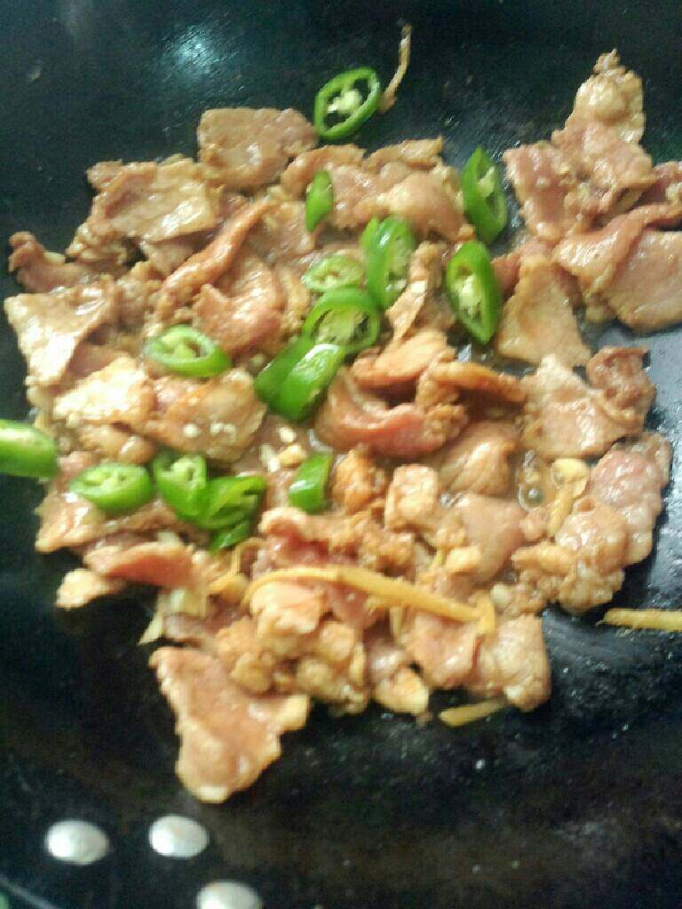 肉片炒椒,放青椒  少许水炒