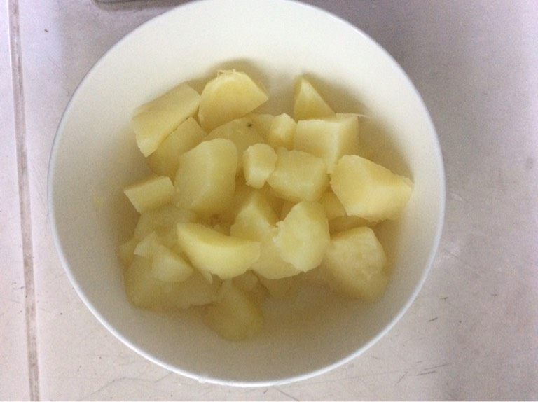 牛奶土豆泥,捞起沥干水分。等放凉,十分钟左右。