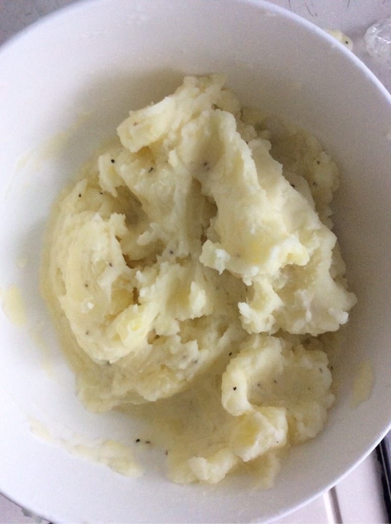 牛奶土豆泥,戴一次性手套,搅拌成泥状。