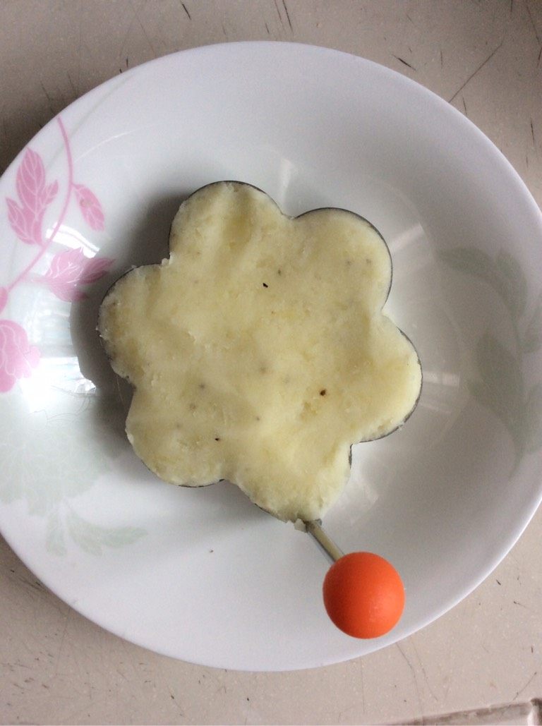 牛奶土豆泥,煎蛋模具一个,倒入搅拌好的土豆泥,轻轻压平实。取出模具时,下手要轻。