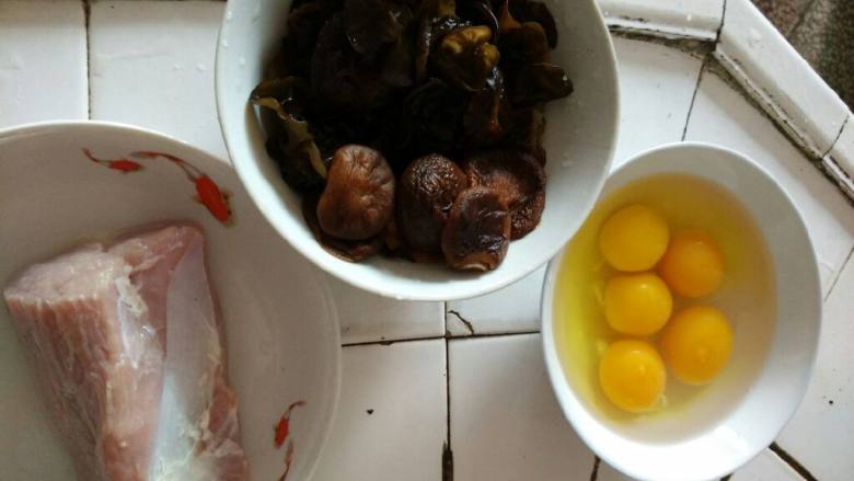 蛋饺,把食材洗净备好 ~忽略乡下婆婆的灶台