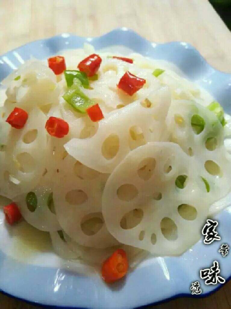 爆炒酸辣藕片,快速翻炒均匀,淋一点点香油(香油依自己喜好可加可不加)装盘即可。