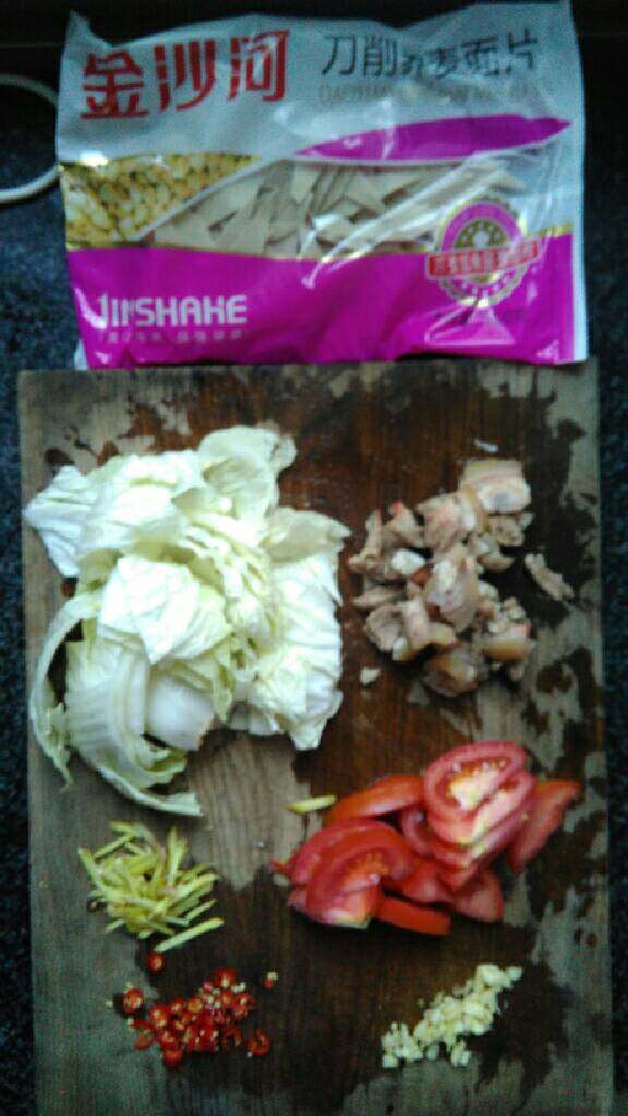 羊肉烩刀削面,羊肉切块，姜切片，番茄切块，<a style='color:red;display:inline-block;' href='/shicai/ 114'>白菜</a>切断，辣椒、蒜切碎