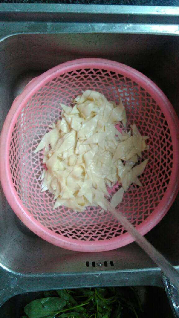 羊肉烩刀削面,锅里加水烧开，刀削面煮至六成熟捞出过凉水备用