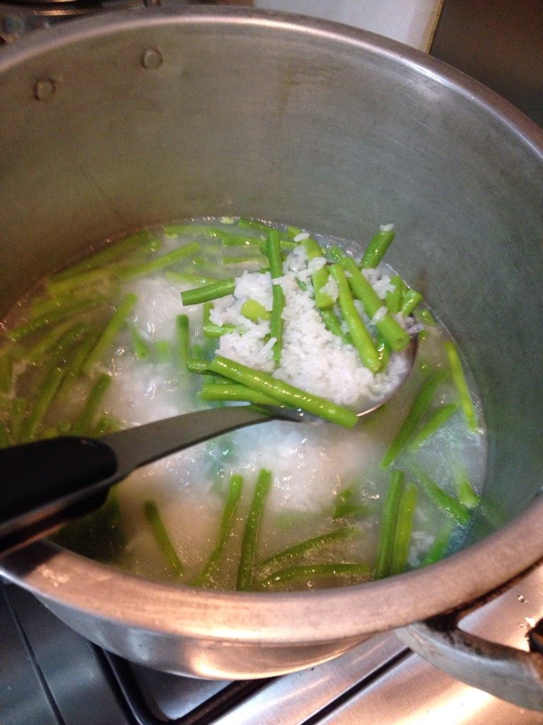 豆角粥,放盐和<a style='color:red;display:inline-block;' href='/shicai/ 2168'>金不换</a>，小煮一会关火