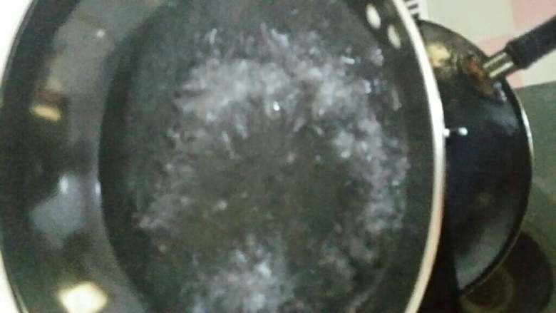 雪菜排骨汤面,锅里烧好水