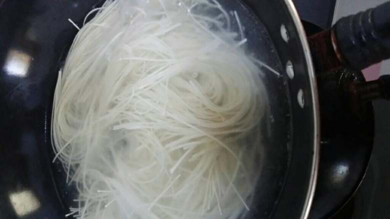 雪菜排骨汤面,下入一定分量的面