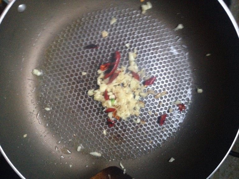 蒜蓉西兰花🌹,油锅先爆香蒜(我还另加了点辣椒我爱吃辣。)