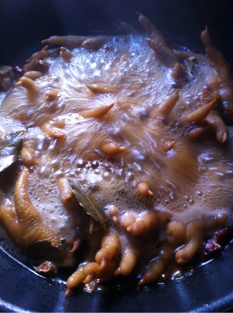 卤鸡爪,倒入<a style='color:red;display:inline-block;' href='/shicai/ 4367'>米酒</a>没过鸡爪，大火煮