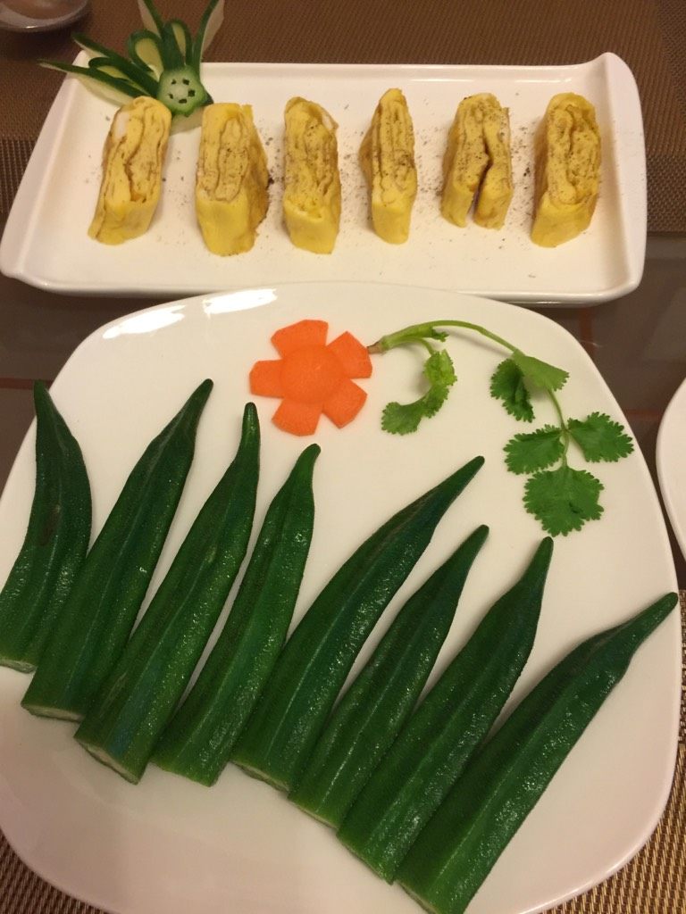十一宅生活~~自制寿司(第一次发帖),煮开水加少许盐和油,放秋葵煮片刻放入冰水,取出摆盘蘸芥末