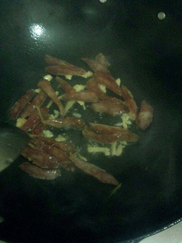 四季豆丝炒腊肠,在放腊肠略炒