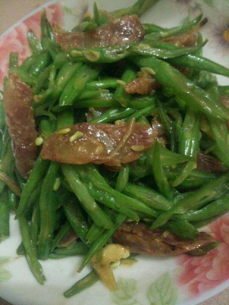 四季豆丝炒腊肠,炒熟即可关火盛盘