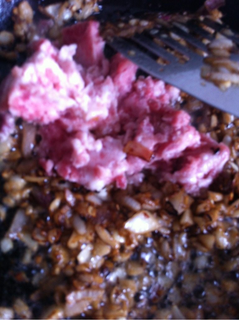 家庭版意面,加入肉末炒熟加<a style='color:red;display:inline-block;' href='/shicai/ 437'>火腿肠</a>，和<a style='color:red;display:inline-block;' href='/shicai/ 3551'>西红柿</a>炒干