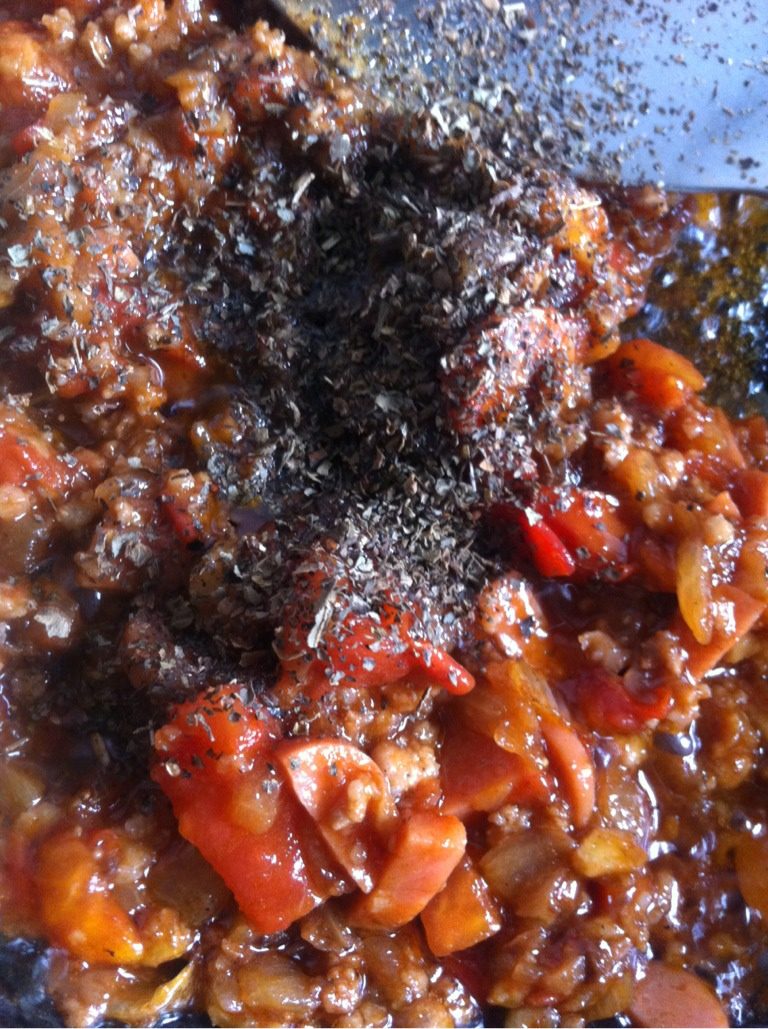 家庭版意面,加入罗勒，加点盐和<a style='color:red;display:inline-block;' href='/shicai/ 717'>味精</a>。水开后加点盐巴和油把<a style='color:red;display:inline-block;' href='/shicai/ 526'>面条</a>煮熟，捞出