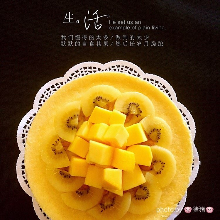 奶油奶酪重芝士蛋糕,出炉后放冰箱冷藏四小时脱模,然后就可以装饰了,不装饰也行,你可以把表面做成大理石妆花纹,我就是用巧克力酱挤到表面然后用牙签一划一下就OK了。贴了一些早期的作品在上面,你可以换着花样的做,这款蛋糕要求没那么严格,我有时都不称重随意添加食材的,呵呵