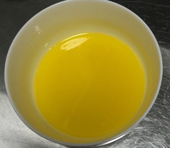 蓝莓冻芝士,用温水将黄油隔水融化,或放入微波炉间歇叮一分钟。