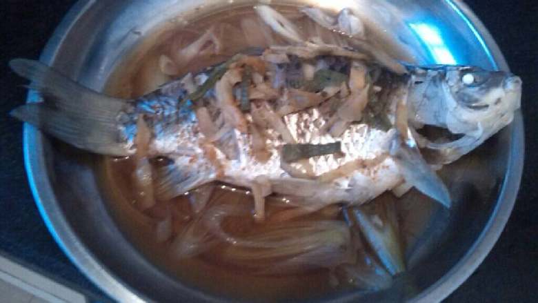 ≈蒸鱼≈,上锅，大火蒸15分钟即可（根据鱼的大小调整时间）