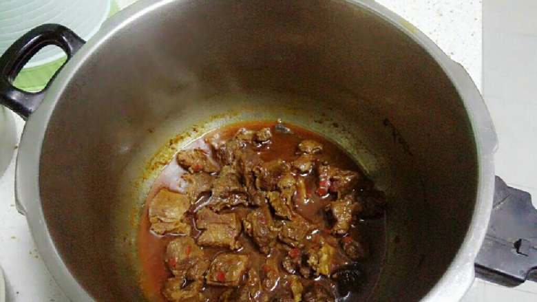 牛肉刀削面,再加入足量的水,放入五香八角,放入压力锅焖五十分钟左右,至牛腩变得软烂。