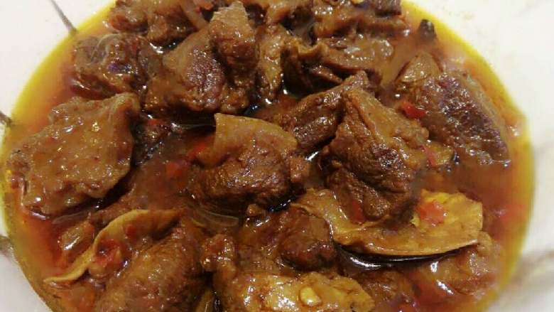牛肉刀削面,打开锅盖,调入适量盐味后,适当收浓汤汁(要留一些汤汁,拌面才好吃)即可。