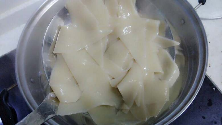 牛肉刀削面,汤锅里煮好刀削面,捞出备用。