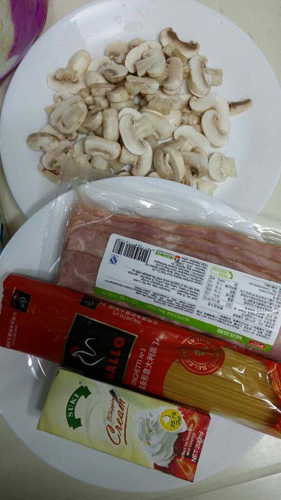 奶油蘑菇培根意面,准备食材,如图。