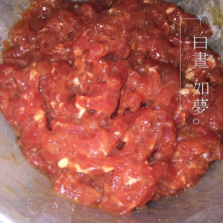 牛肉丝炒莴笋丝,如图牛里脊丝加<a style='color:red;display:inline-block;' href='/shicai/ 788'>生抽</a>、<a style='color:red;display:inline-block;' href='/shicai/ 721'>蚝油</a>、白<a style='color:red;display:inline-block;' href='/shicai/ 10588'>糖</a>、生粉腌制1小时以上；