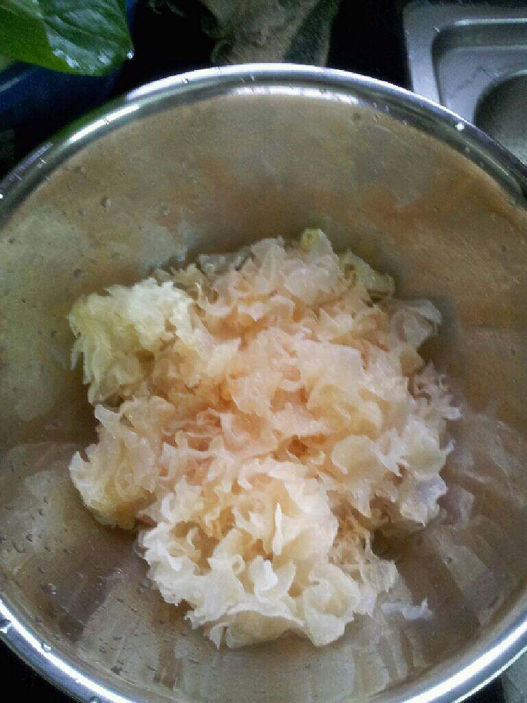 雪梨雪耳甜汤,<a style='color:red;display:inline-block;' href='/shicai/ 232'>银耳</a>提前半天泡发，撒小朵